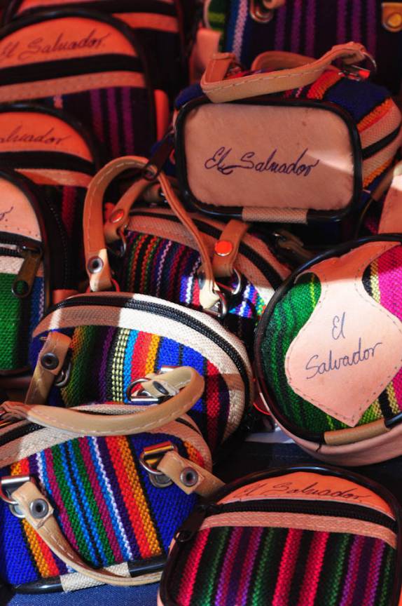 Artesanato e lembranças em Suchitoto, nas montanhas no norte de El Salvador